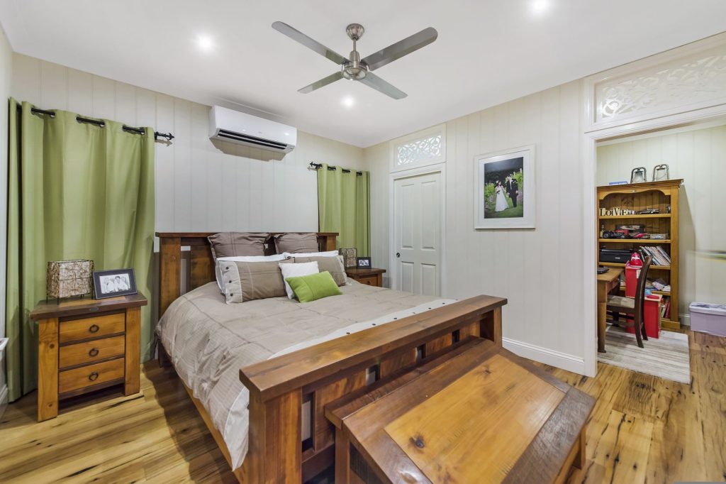 Chambre avec parquet massif foncé et mobilier ancien