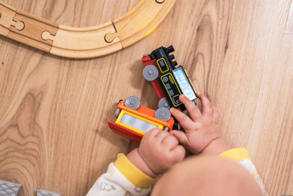 Enfant qui joue sur un parquet en chêne