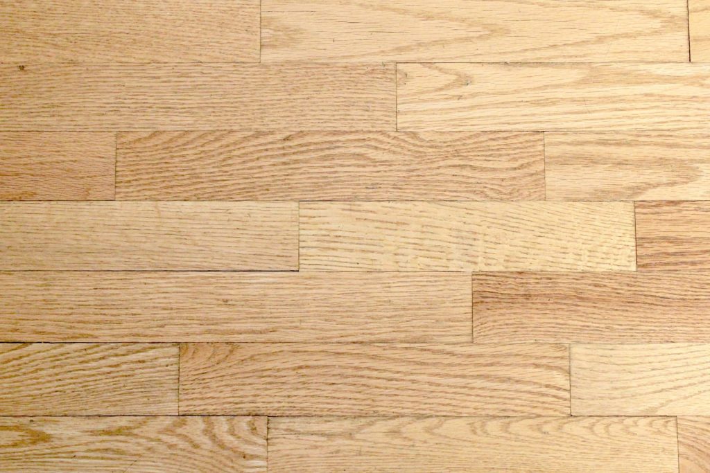 Lames de parquet en chêne massif vues de près
