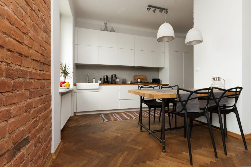 Parquet en point de Hongrie dans une cuisine ouverte
