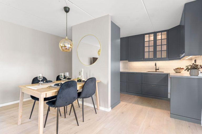 Salle à manger et cuisine avec parquet clair