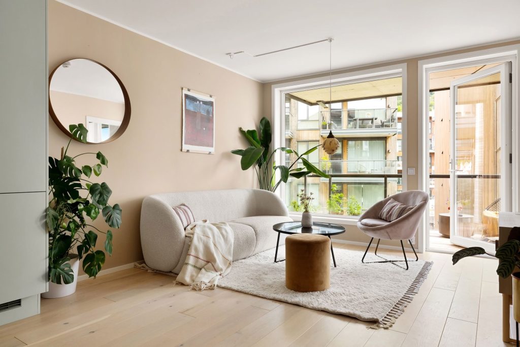 Salon clair avec parquet contrecollé